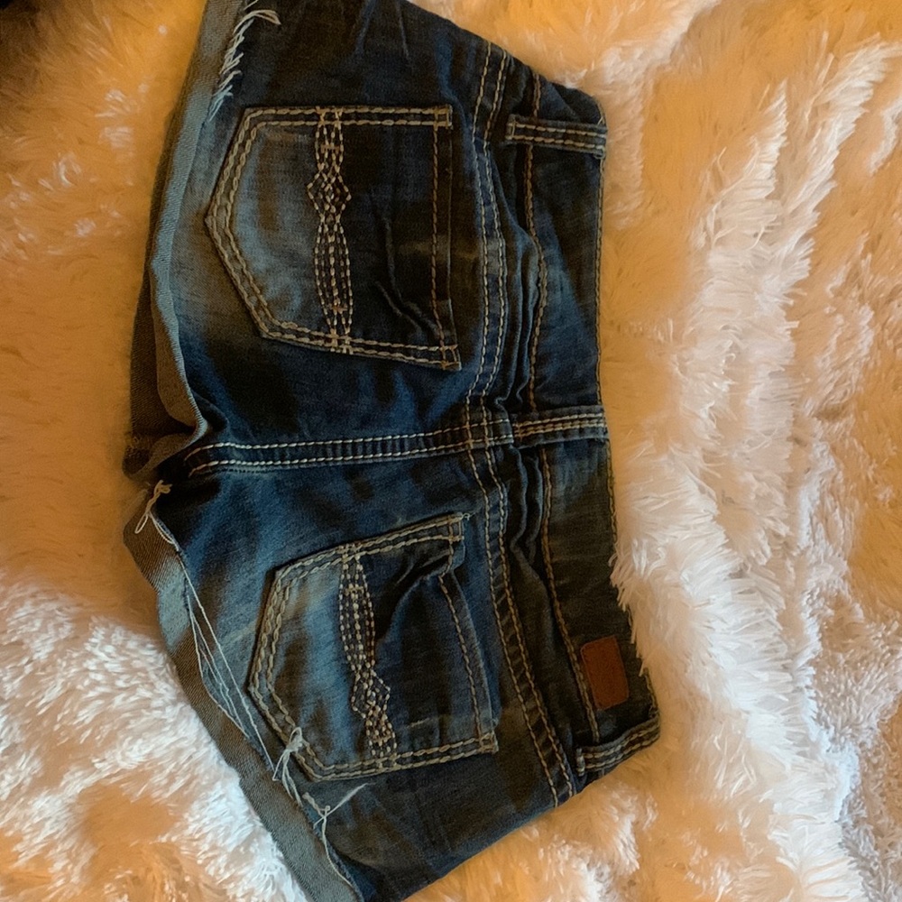 Super cute Almost Famous shorts